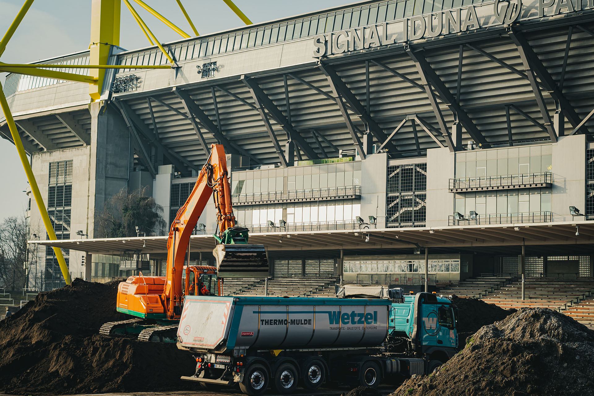 Wetzel Transporte im Einsatz beim Umbau des Stadions Rote Erde in Dortmund